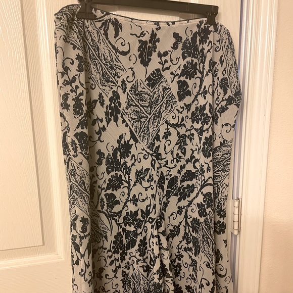 Lightweight lined skirt in navy and off white - Picture 2 of 5